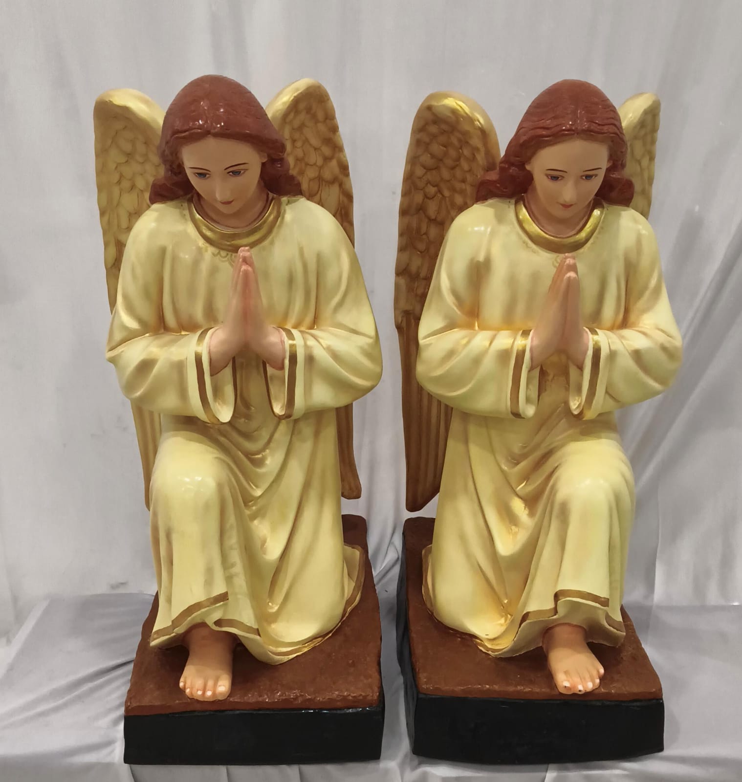 Kneeling Angel 
Height : 4 feet ivory 